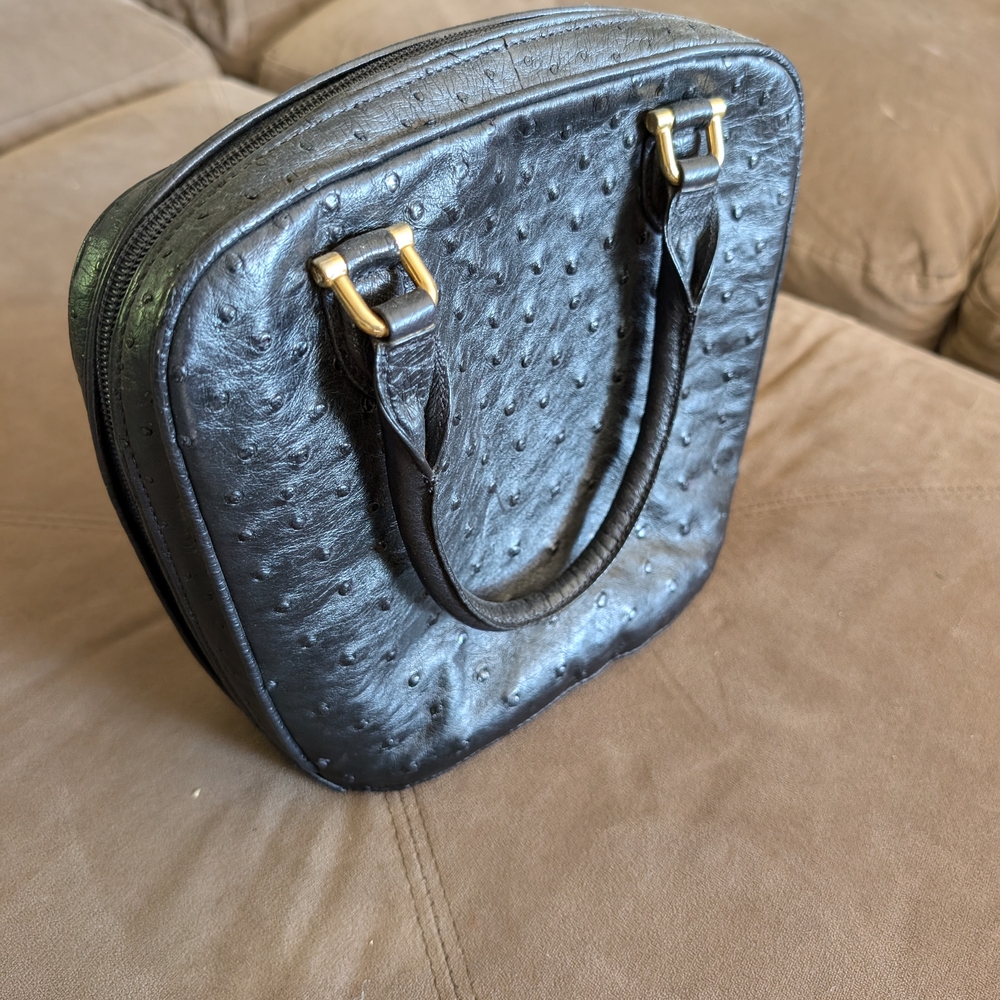 Sophisticated Black Shoulder Bag with Textured Design